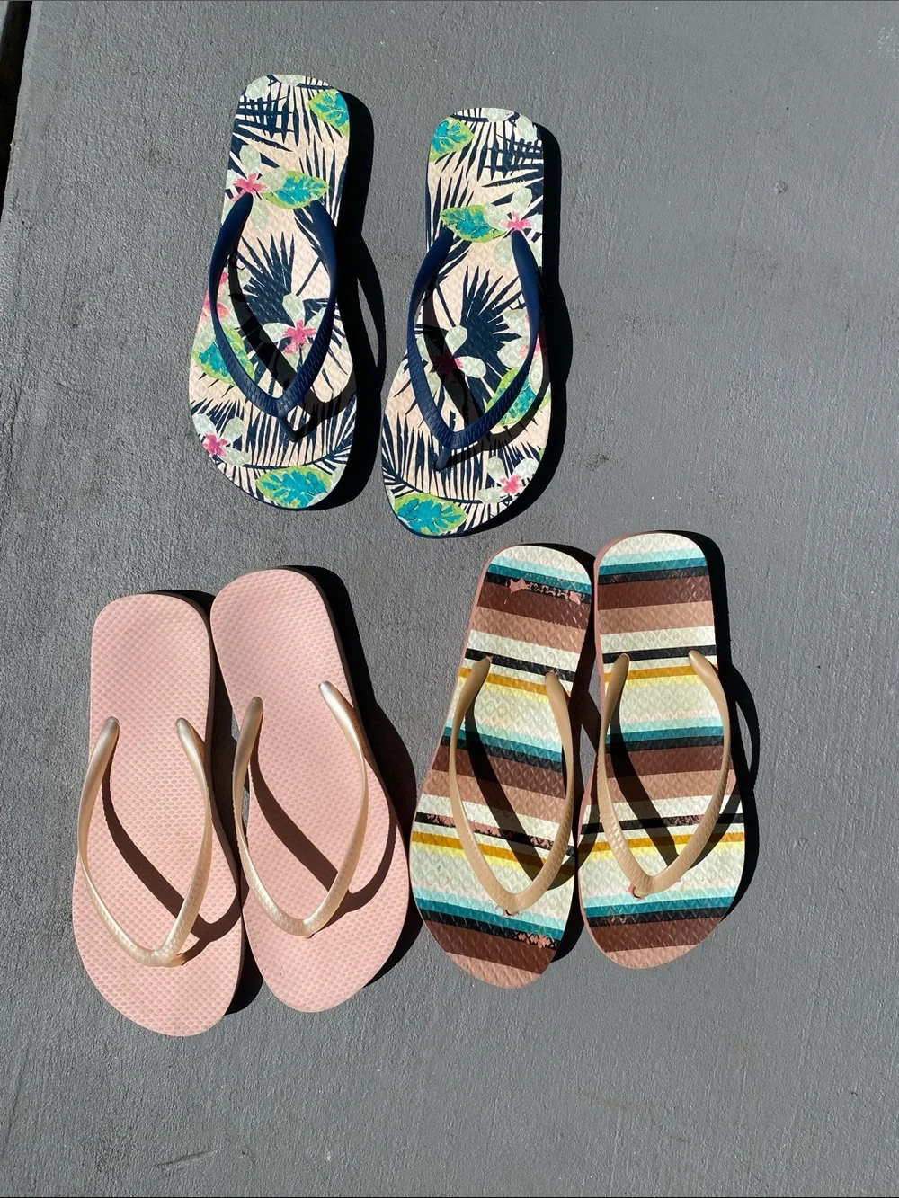 4/$20 bundle of 3 flip flops size 7-8